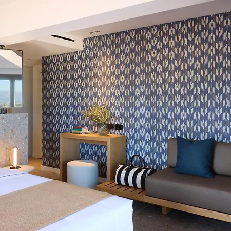 Naus Hotel